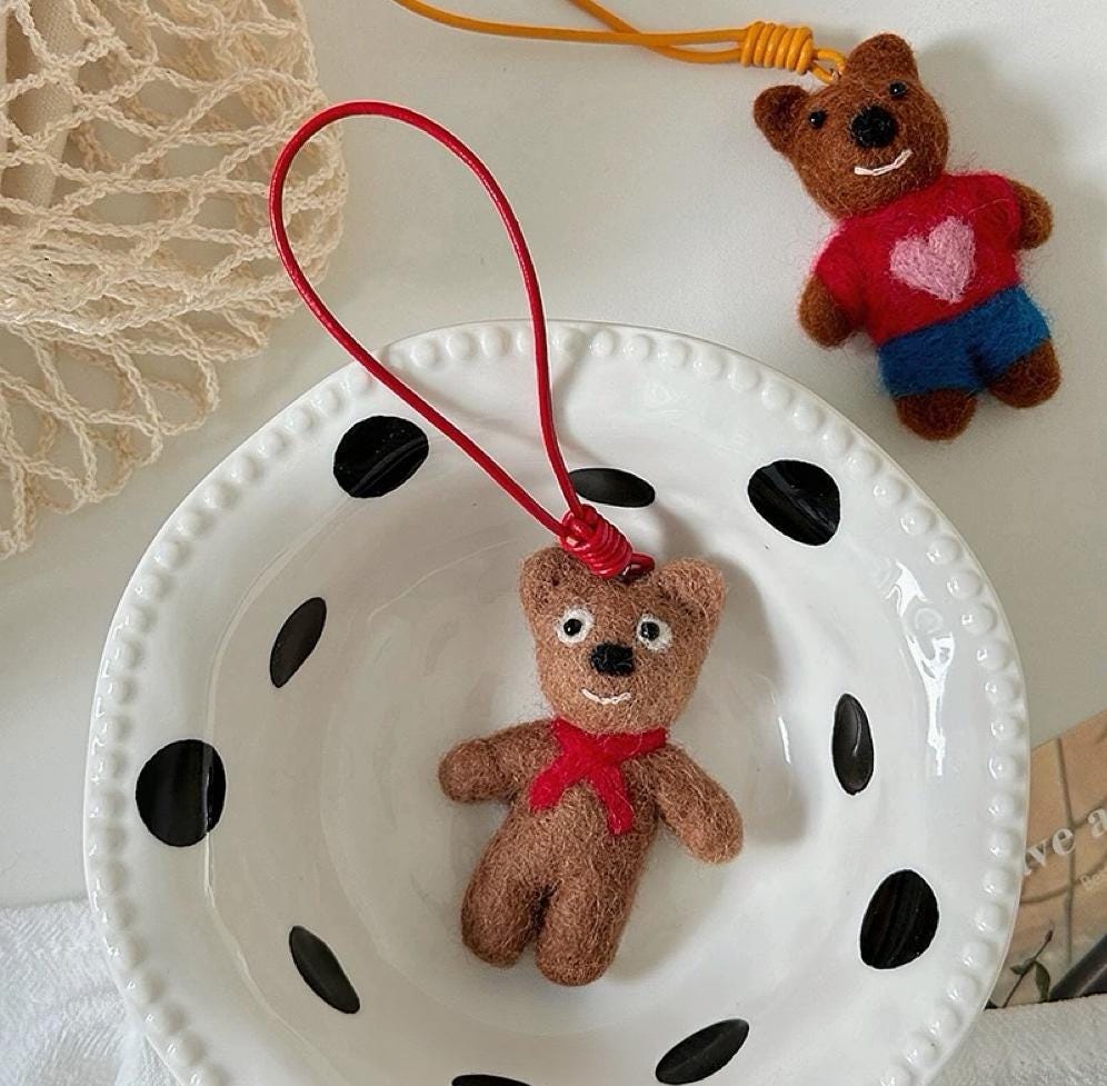 Handmade Wool Felt Bear Bag Charm, Cute Hi Bear Keychain, Animal Hanging Ornament, Backpack Pendant, Kawaii Gift, Lucky Charm