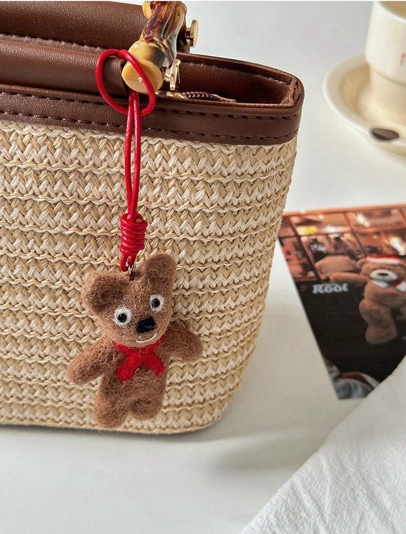 Handmade Wool Felt Bear Bag Charm, Cute Hi Bear Keychain, Animal Hanging Ornament, Backpack Pendant, Kawaii Gift, Lucky Charm