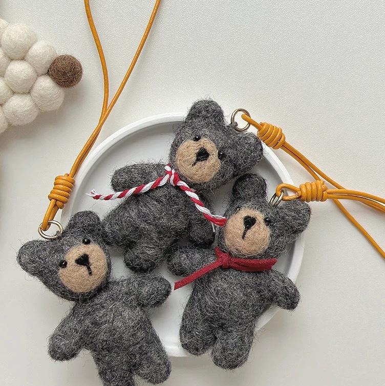 Handmade Wool Felt Scarf Bear Bag Charm, Cute Teddy Keychain Pendant, Animal Hanging Ornament, Backpack Charm, Kawaii Gift, Lucky Charm