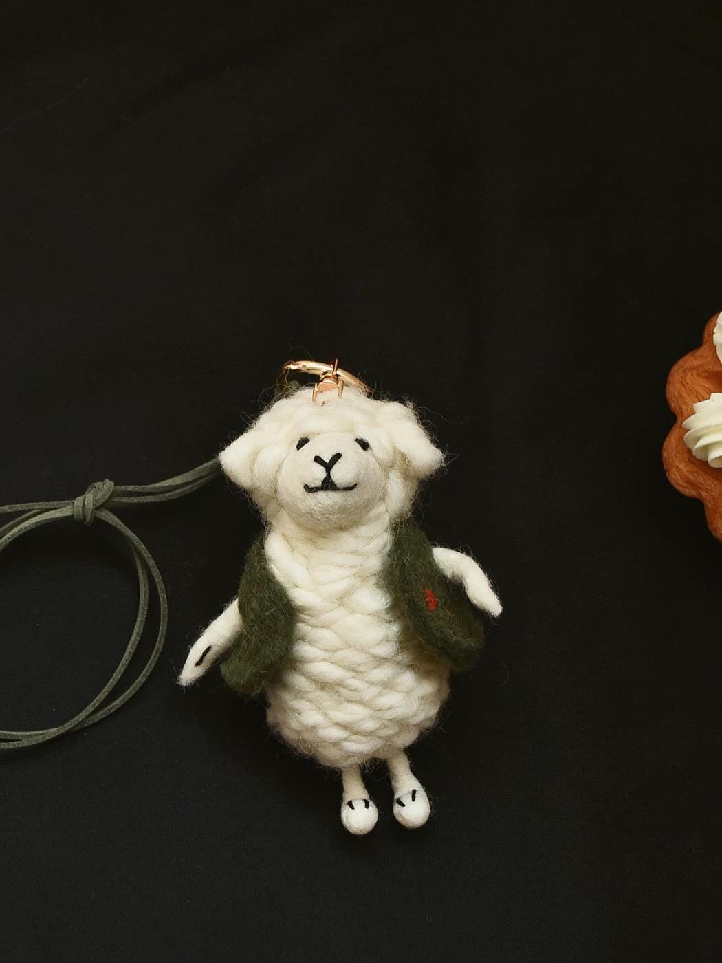 Handmade Wool Felt Lamb Bag Charm, White Sheep Keychain Pendant, Cute Animal Hanging Ornament, Soft Backpack Charm, Gift for Her