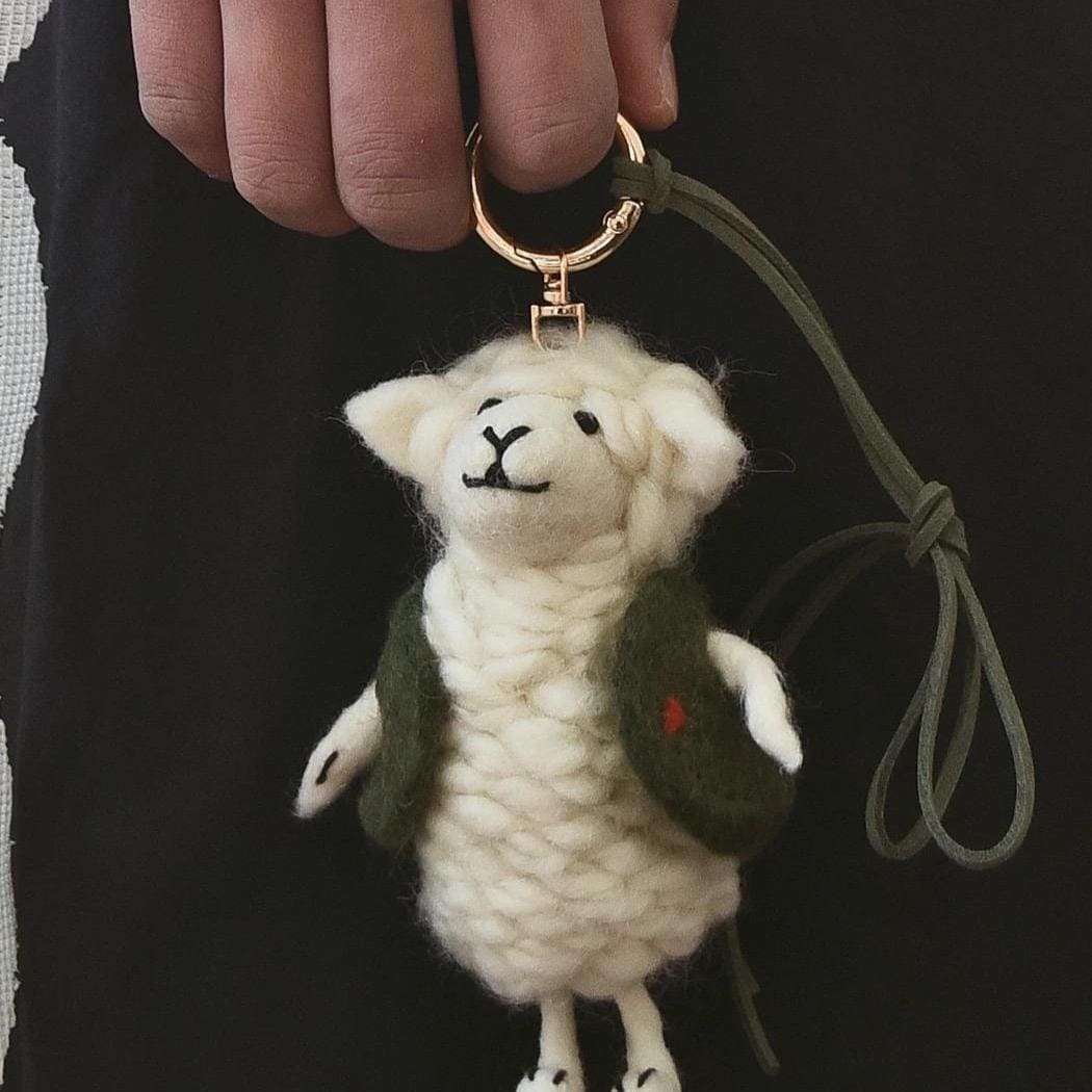 Handmade Wool Felt Lamb Bag Charm, White Sheep Keychain Pendant, Cute Animal Hanging Ornament, Soft Backpack Charm, Gift for Her