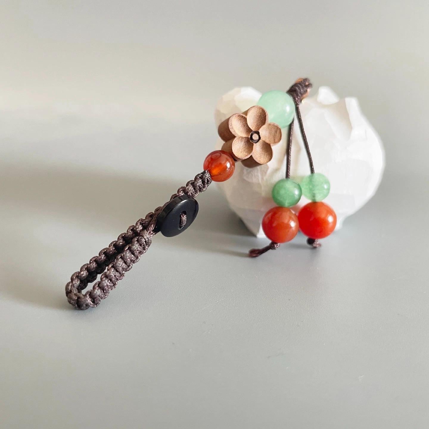 Japanese Style Pomeranian Dog Pendant, Hand Carved Wooden Keychain, Lucky Puppy Bag Charm, Cute Pet Ornament, Small Dog Gift
