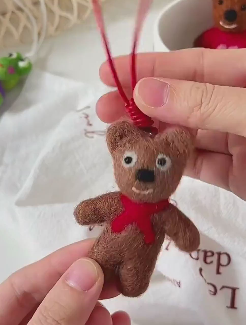 Handmade Wool Felt Bear Bag Charm, Cute Hi Bear Keychain, Animal Hanging Ornament, Backpack Pendant, Kawaii Gift, Lucky Charm