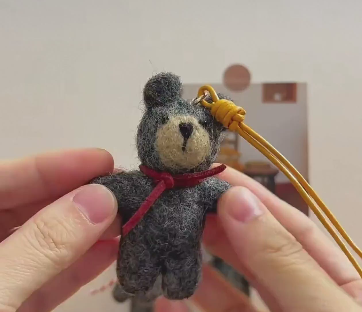 Handmade Wool Felt Scarf Bear Bag Charm, Cute Teddy Keychain Pendant, Animal Hanging Ornament, Backpack Charm, Kawaii Gift, Lucky Charm