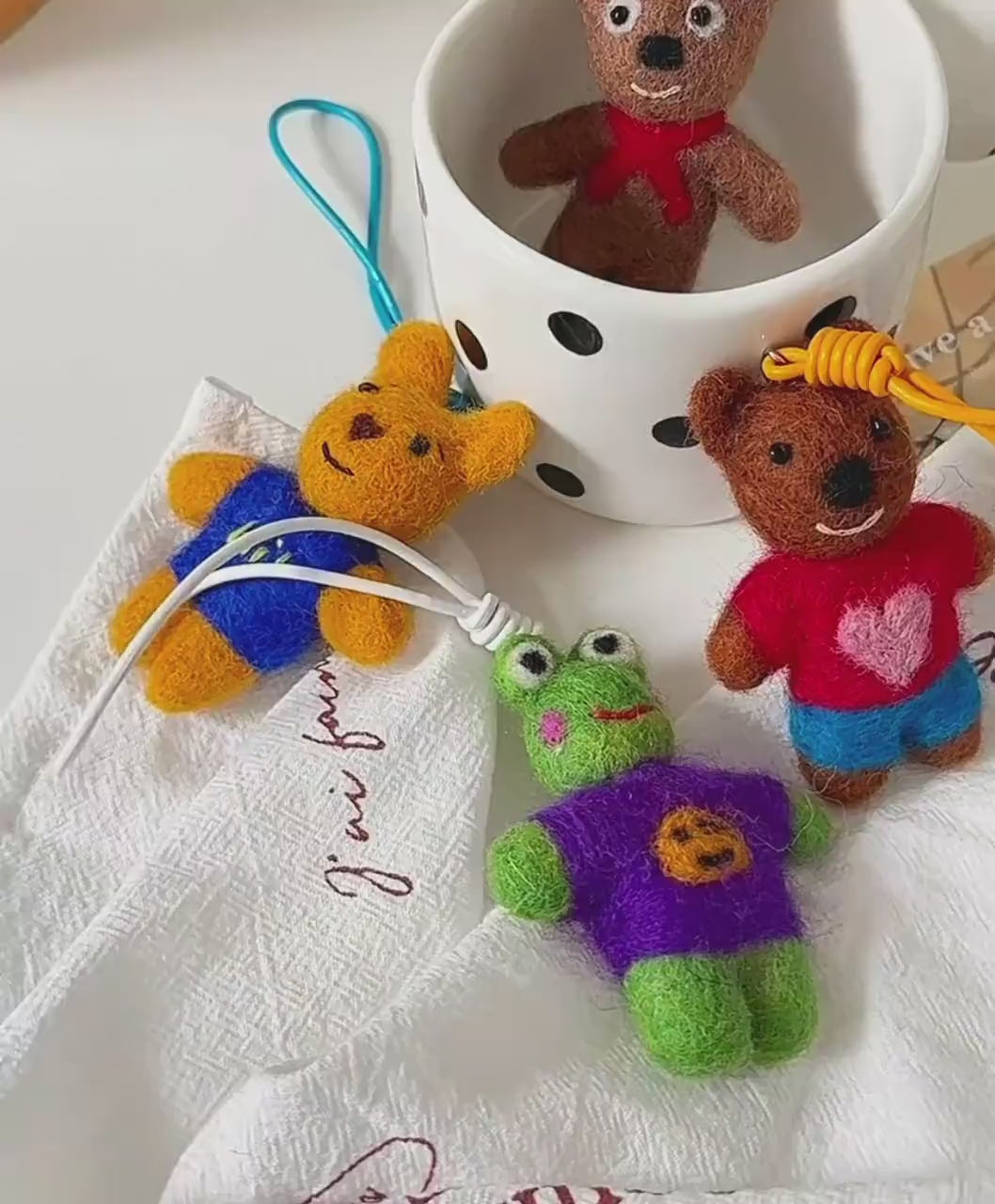 Handmade Wool Felt Frog Bag Charm, Smiley Frog Keychain, Cute Animal Hanging Ornament, Backpack Pendant, Lucky Gift